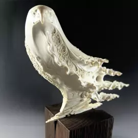 Высокохудожественная скульптура из бивня мамонта "Белый кречет"