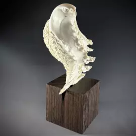 Высокохудожественная скульптура из бивня мамонта "Белый кречет"