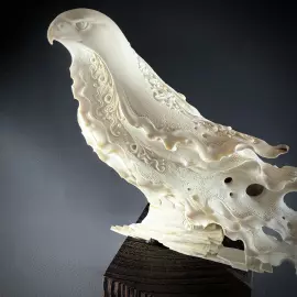 Высокохудожественная скульптура из бивня мамонта "Белый кречет"