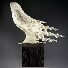 Высокохудожественная скульптура из бивня мамонта "Белый кречет"