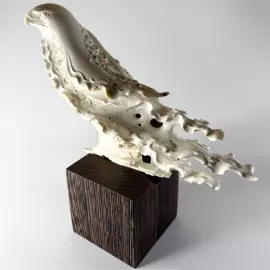 Высокохудожественная скульптура из бивня мамонта "Белый кречет"