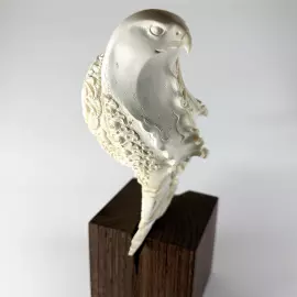 Высокохудожественная скульптура из бивня мамонта "Белый кречет"