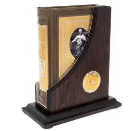 Книга в кожаном переплете "Крылатые выражения" на подставке, Златоуст2