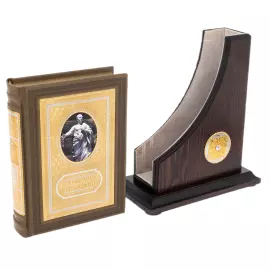 Книга в кожаном переплете "Крылатые выражения" на подставке, Златоуст2