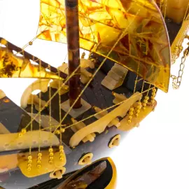 Корабль из янтаря "Фрегат"