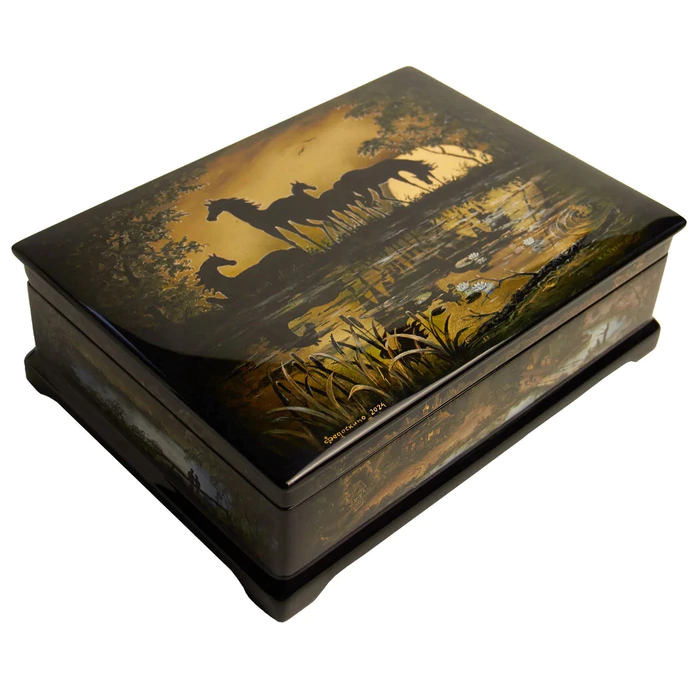 The casket "At night" by Kuznetsov, Fedoskino
