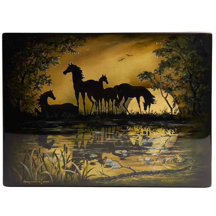 The casket "At night" by Kuznetsov, Fedoskino