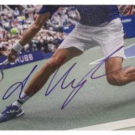 Фото с автографом Даниила Медведева