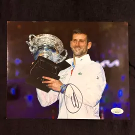 Фото с автографом теннисиста Новака Джоковича