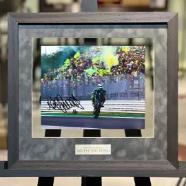 Фото с автографом гонщика Валентино Росси