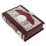 The leather-bound book "The Wisdom of a Leader"