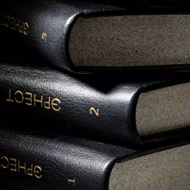 Книга в кожаном переплете "Собрание сочинений" Э. Хемингуэй, в 4-х томах