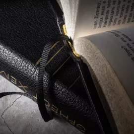 Книга в кожаном переплете "Собрание сочинений" Э. Хемингуэй, в 4-х томах