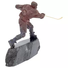 Скульптура из бронзы "Александр Овечкин №8" на мраморной подставке