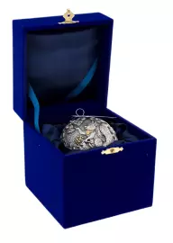 Серебряный елочный шар "Белочка с орешками" с позолотой