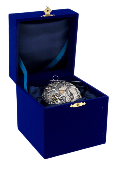 Серебряный елочный шар "Белочка с орешками" с позолотой