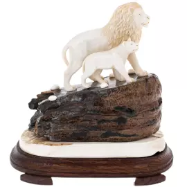 Скульптура из зуба мамонта, рога лося и красного дерева "Лев и львица на скале"