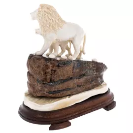 Скульптура из зуба мамонта, рога лося и красного дерева "Лев и львица на скале"