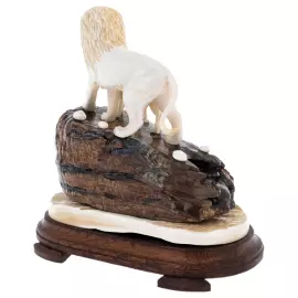 Скульптура из зуба мамонта, рога лося и красного дерева "Лев и львица на скале"