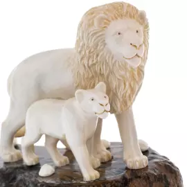 Скульптура из зуба мамонта, рога лося и красного дерева "Лев и львица на скале"