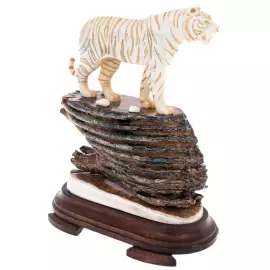 Скульптура из зуба мамонта, рога лося и красного дерева "Тигр"