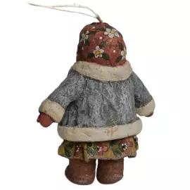 Коллекционная елочная ватная игрушка "Аринушка со снежком" из коллекции "Русский север"