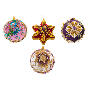 Набор из 4 елочных игрушек в подарочной красной коробке