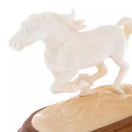Скульптура из рога лося и бивня мамонта "Лошадь" малая
