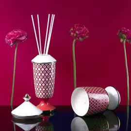 Свеча ароматическая с подсвечником "Скарлетт. Аромат Ваниль-Пачули"