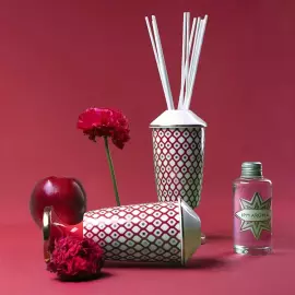 Свеча ароматическая с подсвечником "Скарлетт. Аромат Ваниль-Пачули"