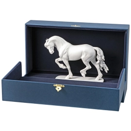 Скульптура фарфоровая "Конь Фризской породы" в подарочной упаковке