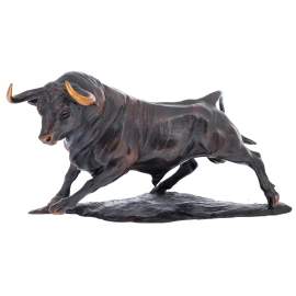 Скульптура из бронзы "Нападение быка"