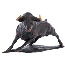 Скульптура из бронзы "Нападение быка"