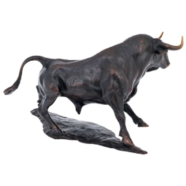 Скульптура из бронзы "Нападение быка"