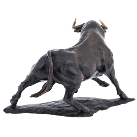 Скульптура из бронзы "Нападение быка"