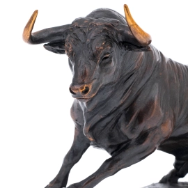 Скульптура из бронзы "Нападение быка"