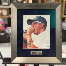 Фото с автографом рэпера Эминема