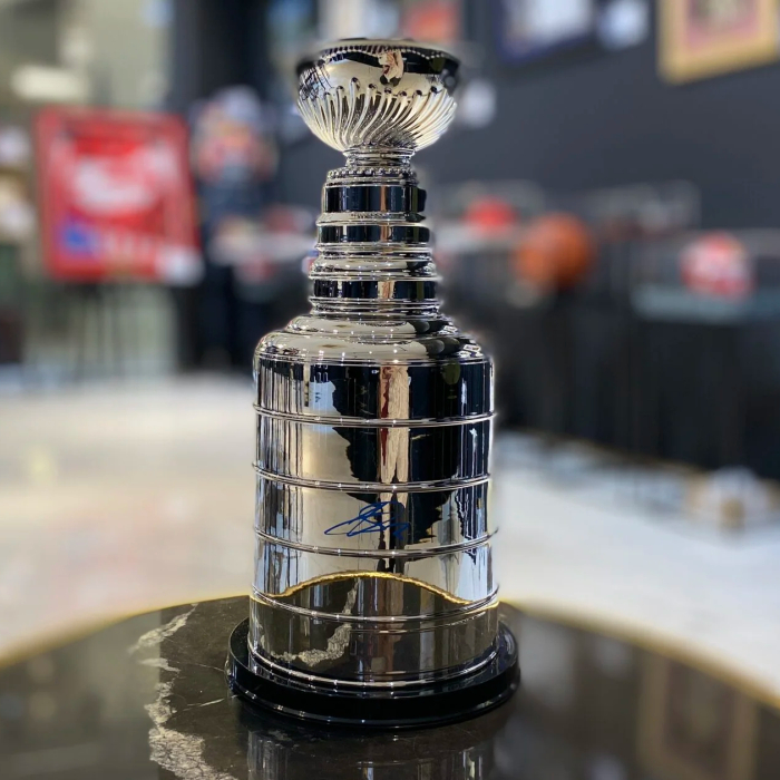 Реплика кубка Стэнли с автографом хоккеиста Александра Баркова