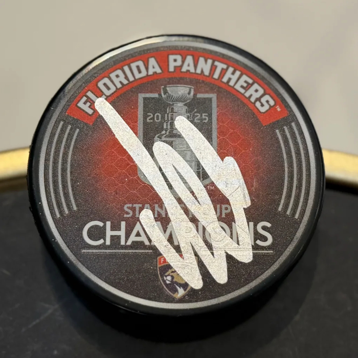 Шайба с автографом хоккеиста Александра Баркова