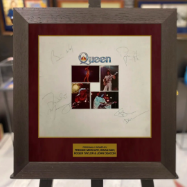 Пластинка с 4-мя автографами участников рок-группы Queen: Фредди Меркьюри, Брайана Мэя, Роджера Тейлора и Джона Дикона
