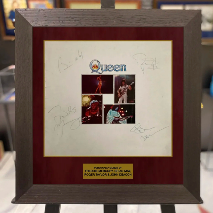 Пластинка с 4-мя автографами участников рок-группы Queen: Фредди Меркьюри, Брайана Мэя, Роджера Тейлора и Джона Дикона