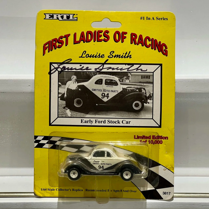Мини-модель машинки с автографом гонщицы Луизы Смит