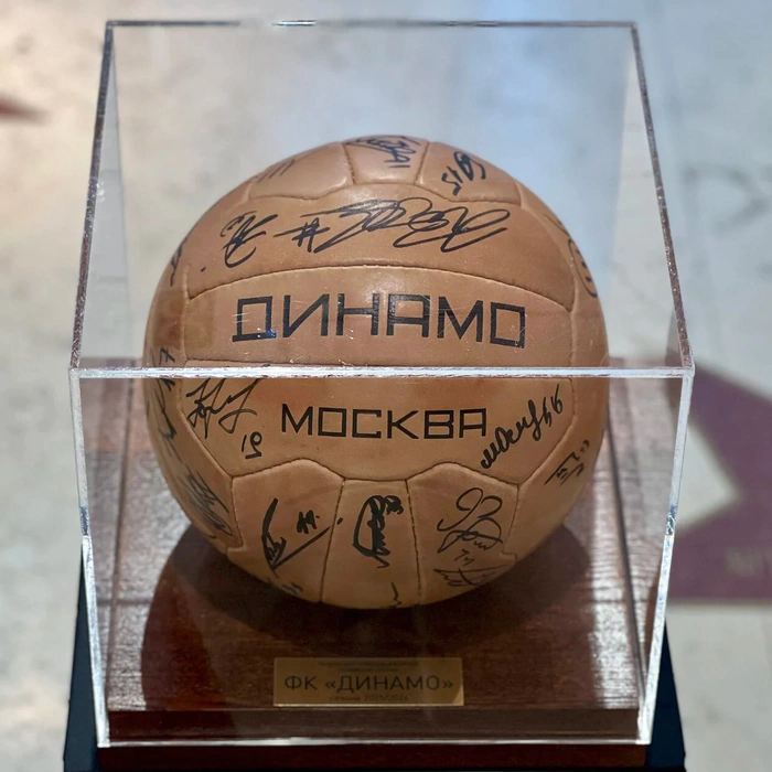 Футбольный мяч с автографом ФК «Динамо», дерево