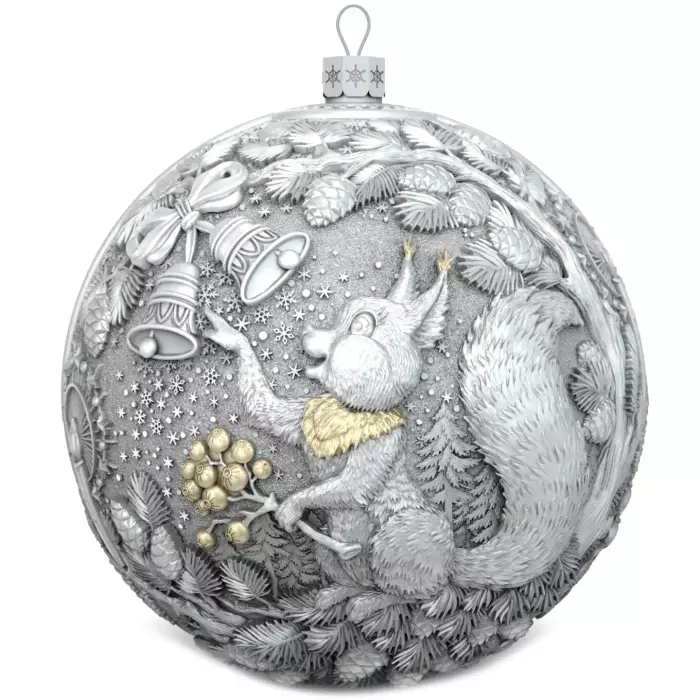 Серебряный елочный шар "Белочка с орешками" с позолотой