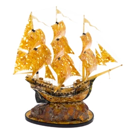 Сувенир из янтаря "Корабль на камне"