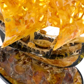 Сувенир из янтаря "Корабль на камне"