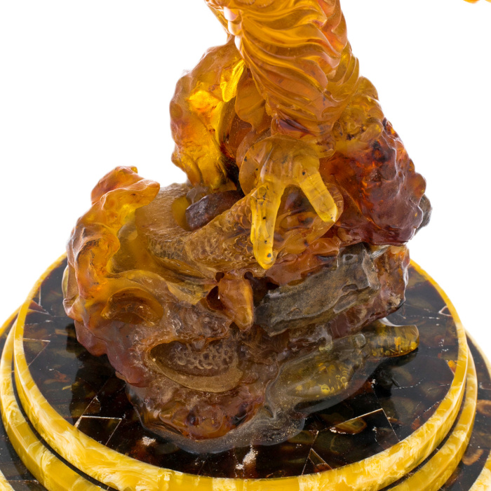 Скульптура из янтаря "Орёл"