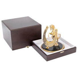 Статуэтка "Конь с попоной" на подставке из долерита, Златоуст