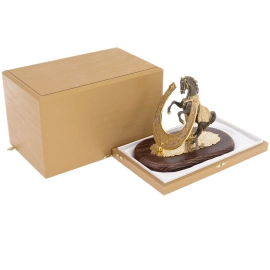 Статуэтка "Конь с попоной" на подставке из дерева, Златоуст