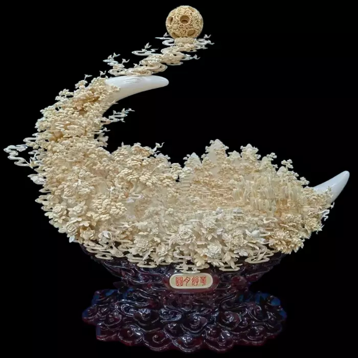 Композиция из бивня мамонта "Красивый цветок и полная луна"